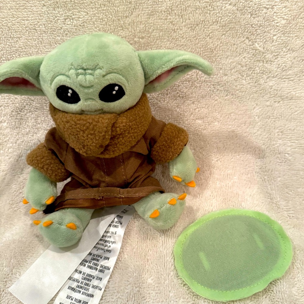 Disney World Star Wars Mandalorian Grogu plush, magnetic shoulder sitter